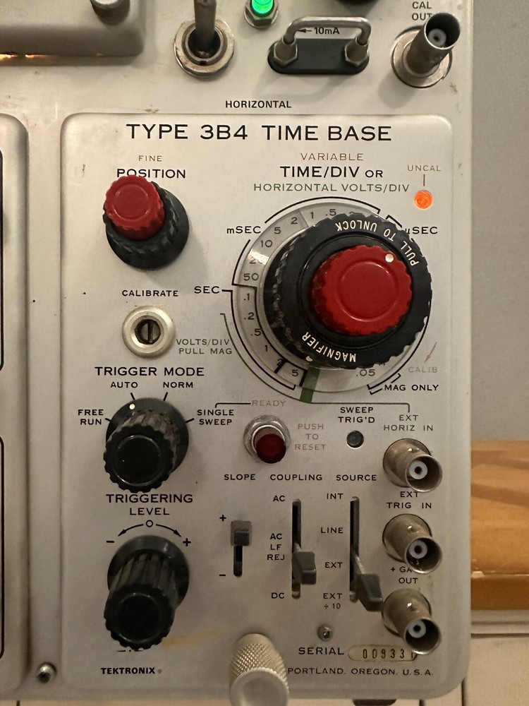 TEKTRONIX TYPE 561B OSCILLOSCOPE w/ TYPE 3A6, Type 3B4 READ…