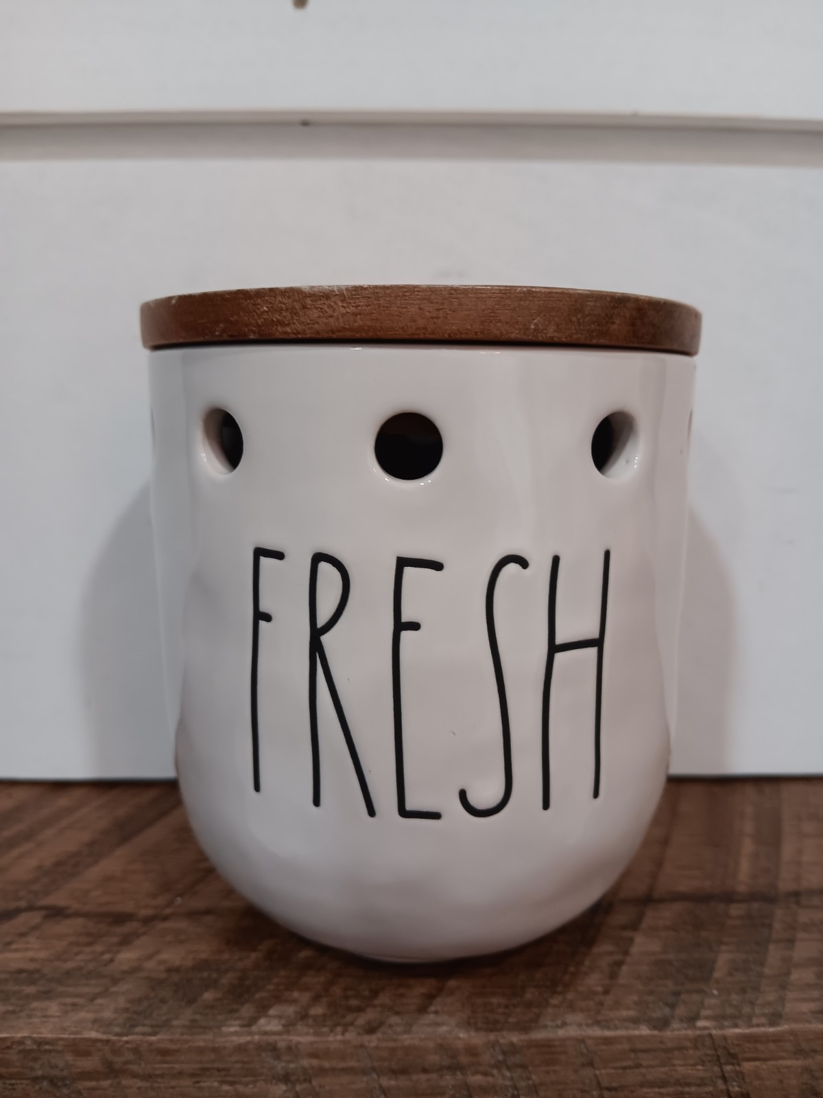 Rae Dunn Artisan Collection Garlic Cellar With Wooden Lid "Fresh"