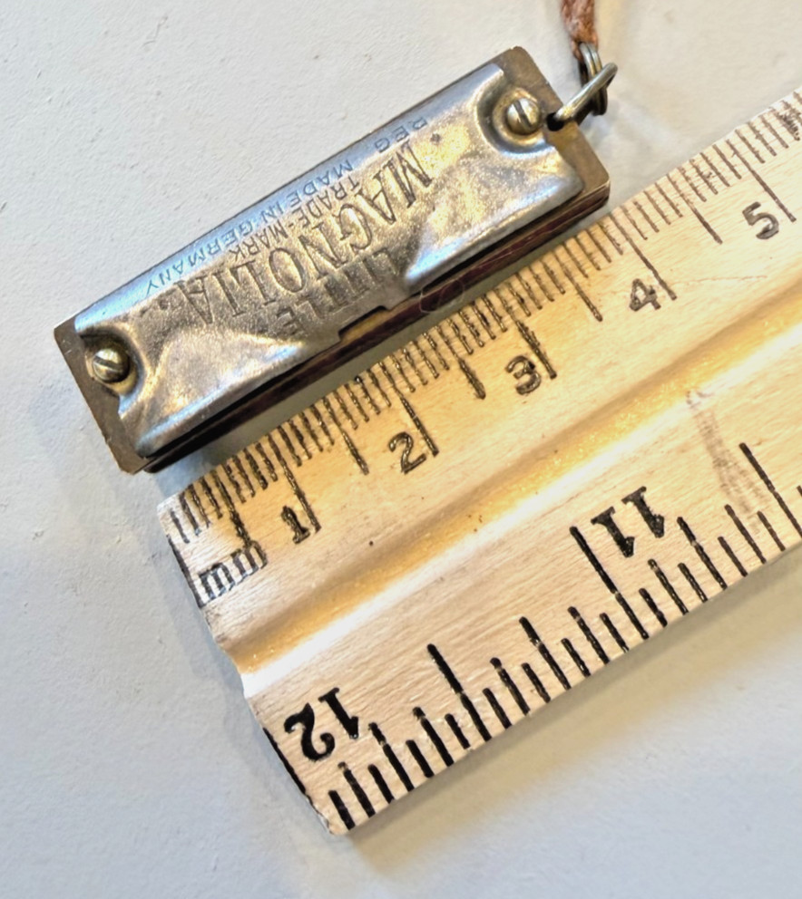 Harmonica   mangolia  1930'miniature 5 hole works great