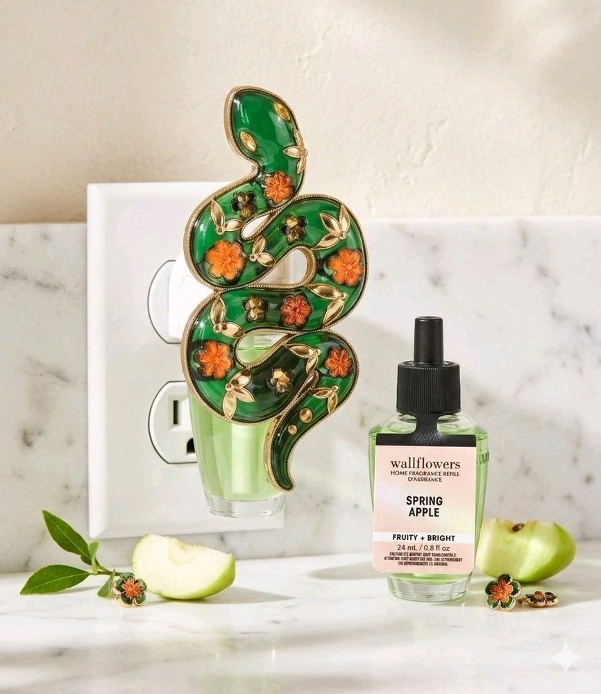 Bath & Body Works Green SNAKE Wallflower Plug In With 1 Spring APPLE Refill
