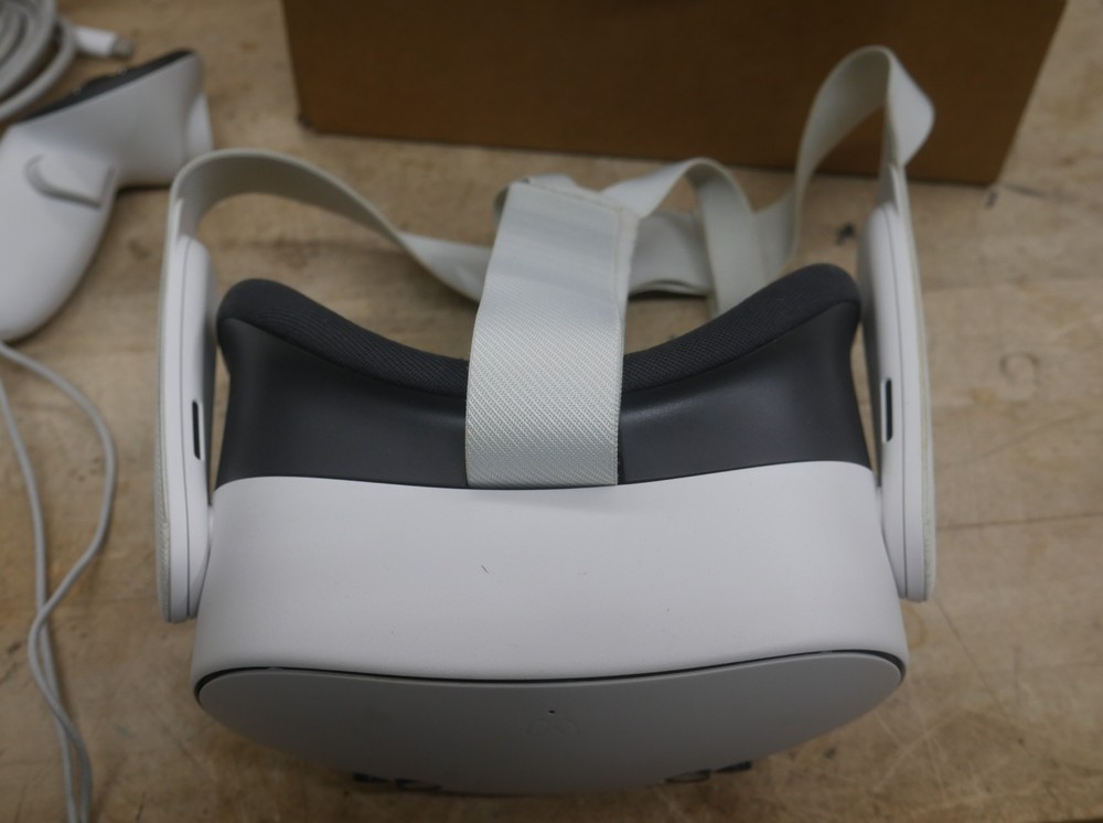 oculus quest 3 console with 2 Controllers charge wre 128gb used tested