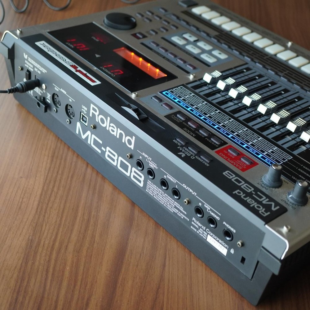 Roland MC-808 (+512 RAM)Sampling Groovebox Sampler Sequencer Used