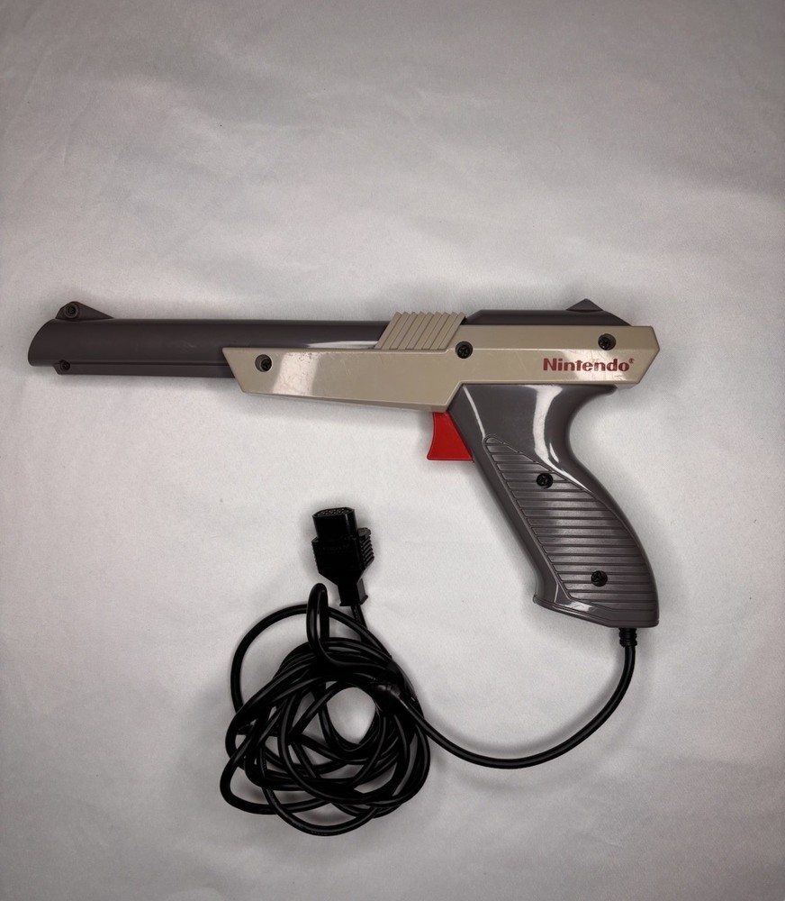 4 Nintendo NES Wired Controllers & Zapper Bundle — Untested