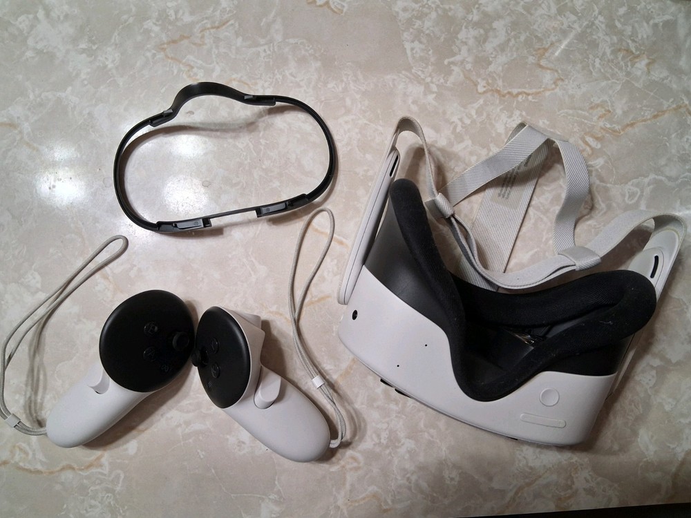 Occulus Meta Quest 3S OEM Headset with Strap And Controllers