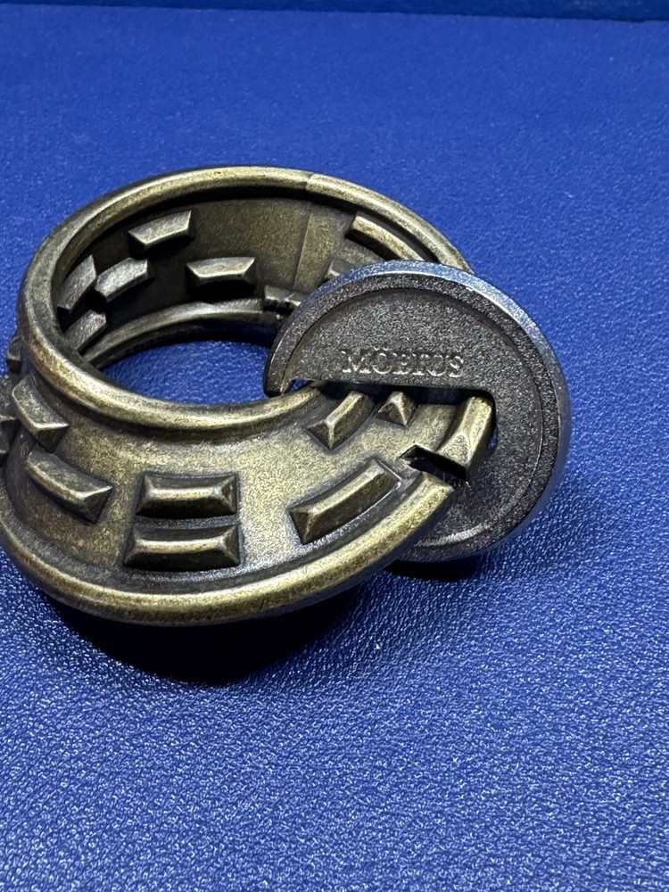Hanayama Cast Puzzle Model: "MOBIUS"