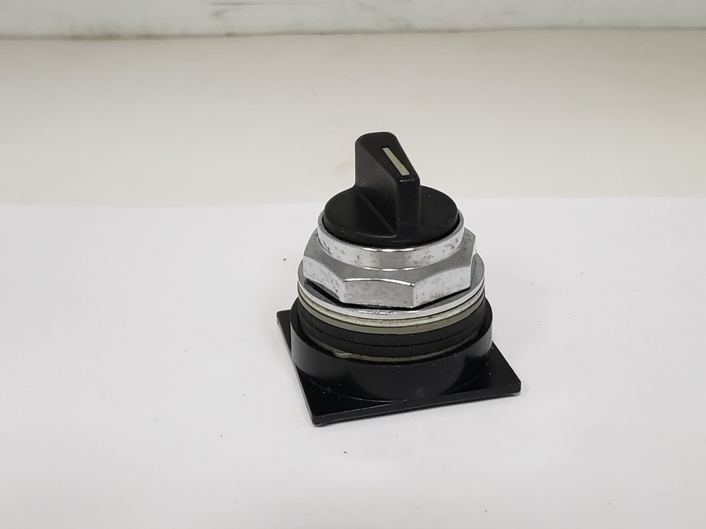 GENERAL ELECTRIC 104PSG35B SELECTOR SWITCH 3-POSITION NON-ILL. MAINTAINED