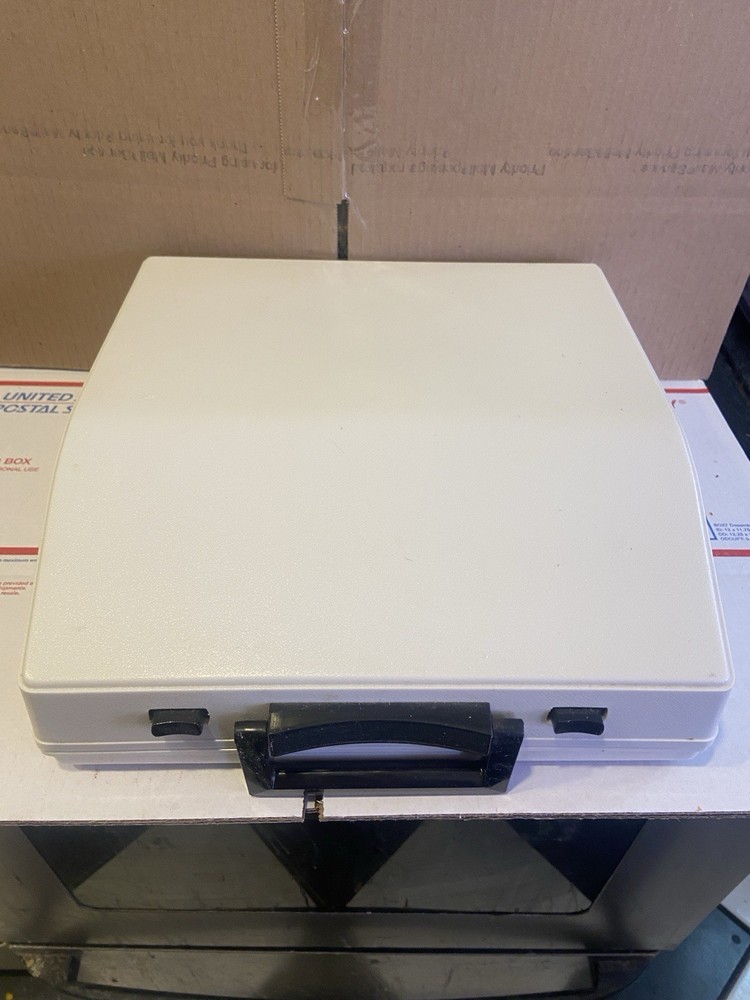 SUPER DELUXE ROVER 5000 PORTABLE TYPEWRITER WITH CASE VERY NICE