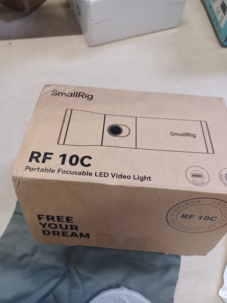 SmallRig LQ-4634 Portable Hand Focusable LED Light 3 Differnet Colors