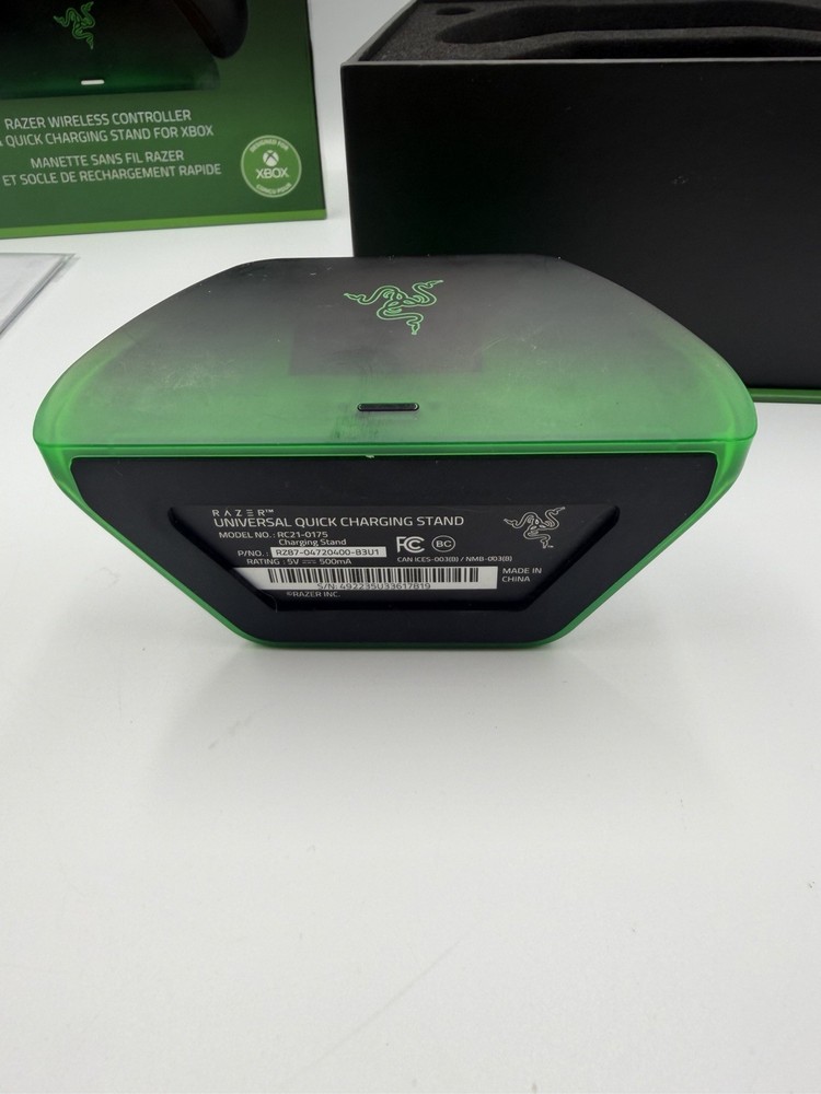GC505 RAZER WIRELESS CONTROLLER & QUICK CHARGING STAND FOR XBOX- USED