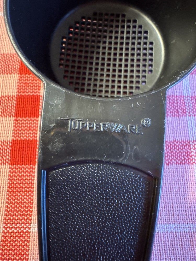 Tupperware Small Tea Strainer Sifter Black Kitchen Gadget. (DB)