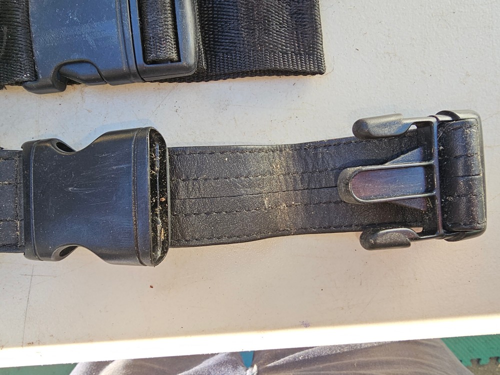 24LL87 ASSORTED NYLON STRAP HARDWARE, INCLUDES (5) DISCONNECTS, MOSTLY 1.5", GC