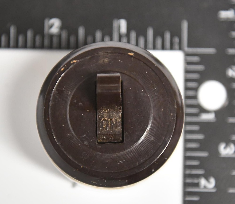 VINTAGE WALL MOUNT ROUND PORCELAIN TOGGLE SWITCH. WORKING FINE.