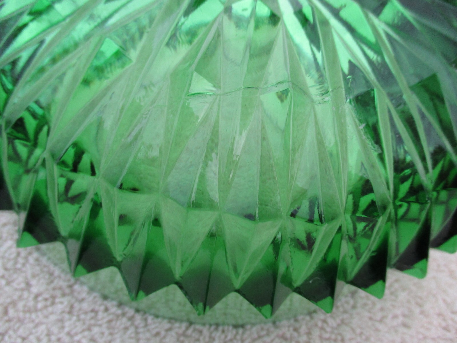 A VINTAGE ELEGANT, SPIKED, EMERALD GREEN GLASS LID/LAMP PART? MISSING FINIAL.