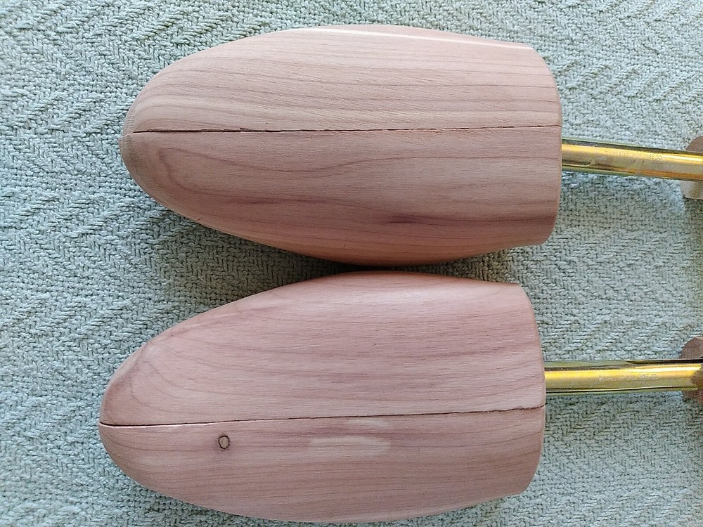 The Johnson & Murphy Shoe Tree Stretcher Cedar Split Toe Shoe Tree, LG Nice!