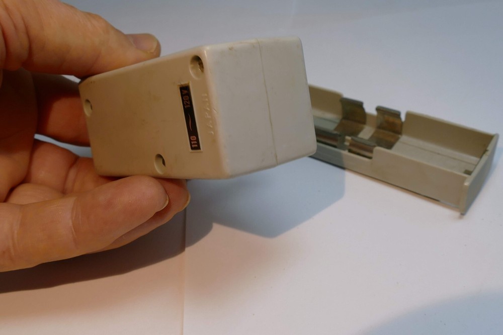 AA battery holder for a vintage flash