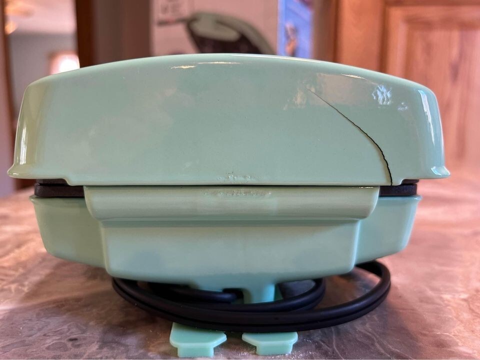 Nostalgia mini donut maker. Makes 4 donuts per batch. (Mint Green)