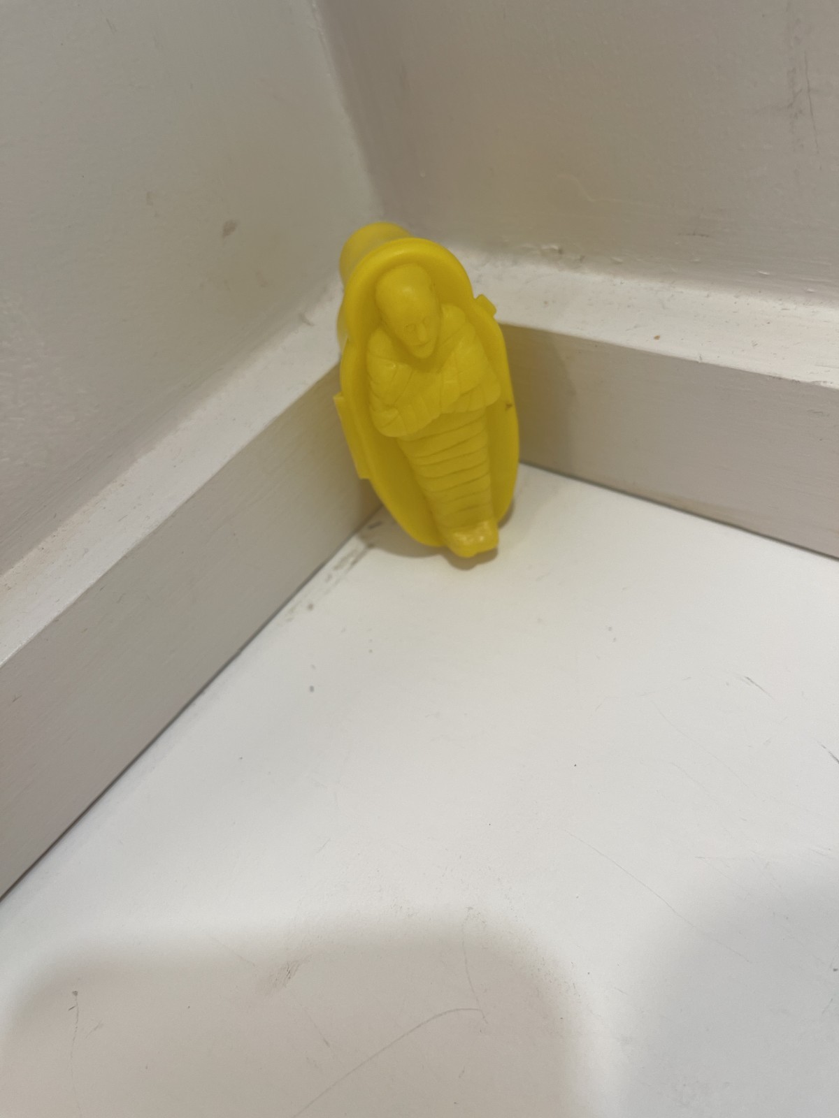 Topps Munchy Mummies Coffin 1978 Candy Container Yellow Empty Mummy Halloween