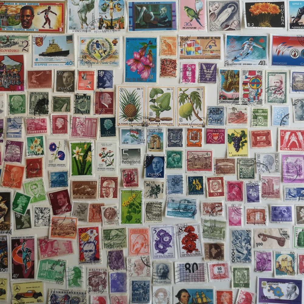 1000 Different Worldwide Stamps Collection