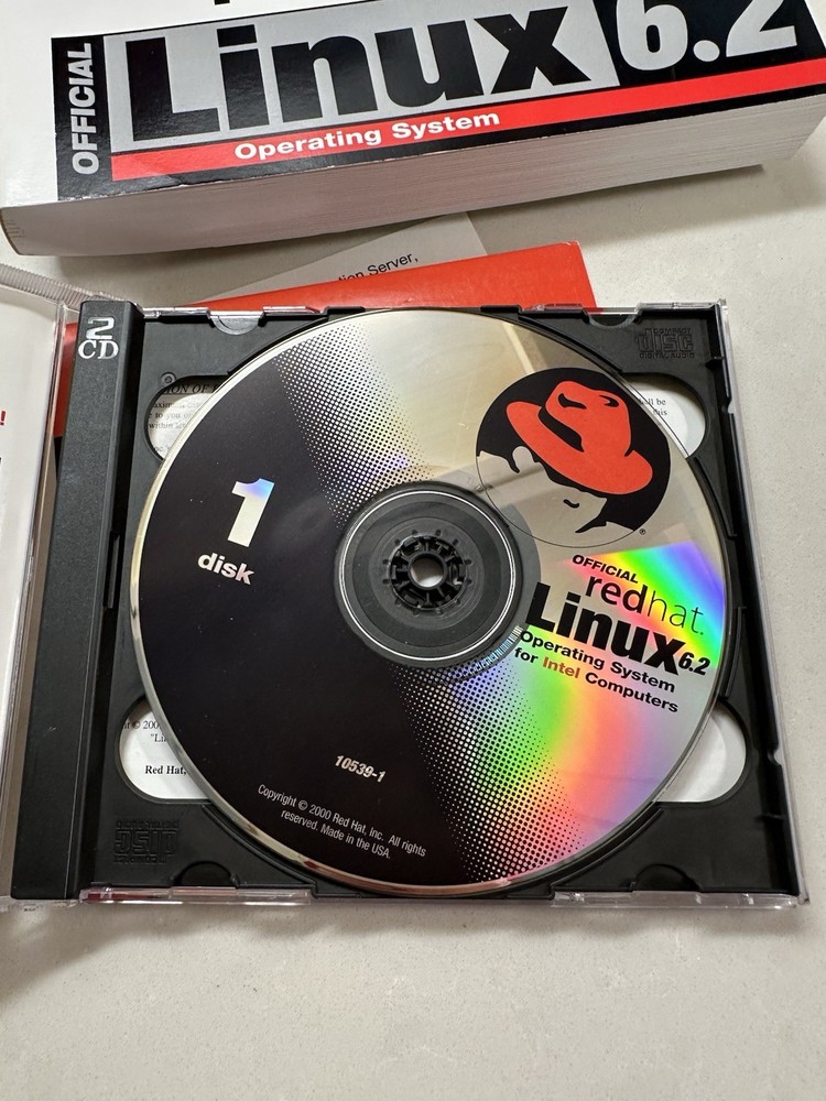 Red Hat Linux 6.2 Deluxe Boxed Set 2000 Complete w/ CDs & Manual