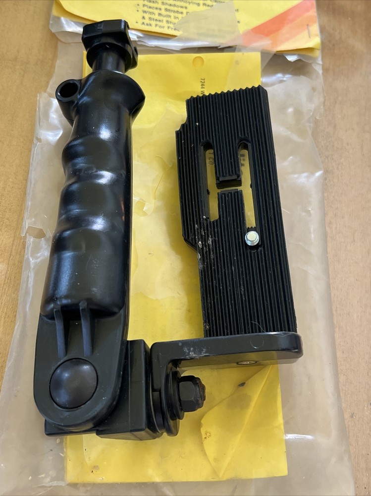 Siegelite M4 Strobe & Camera Flash Bracket New Older Stock