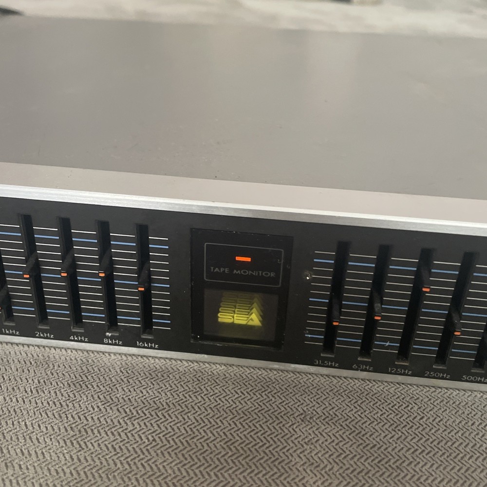 JVC SEA-33 Graphic Equalizer Lights Up Untested