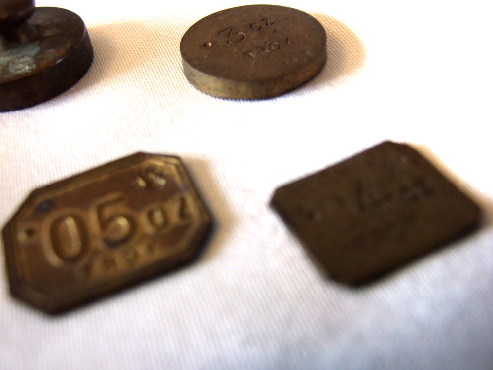 SMALL BRASS VINTAGE SCALE WEIGHTS X 6