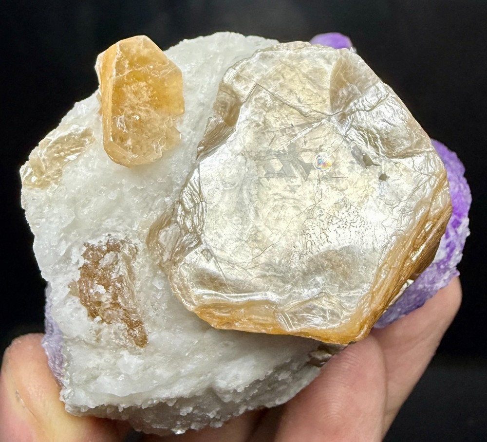 212 Gram Fluorescent Phosphorescent Tenebrescent Hackmanite With Phlogopite