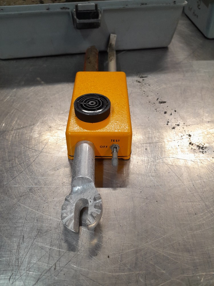 Memco Model 3000 Energized Cable Detector with Case