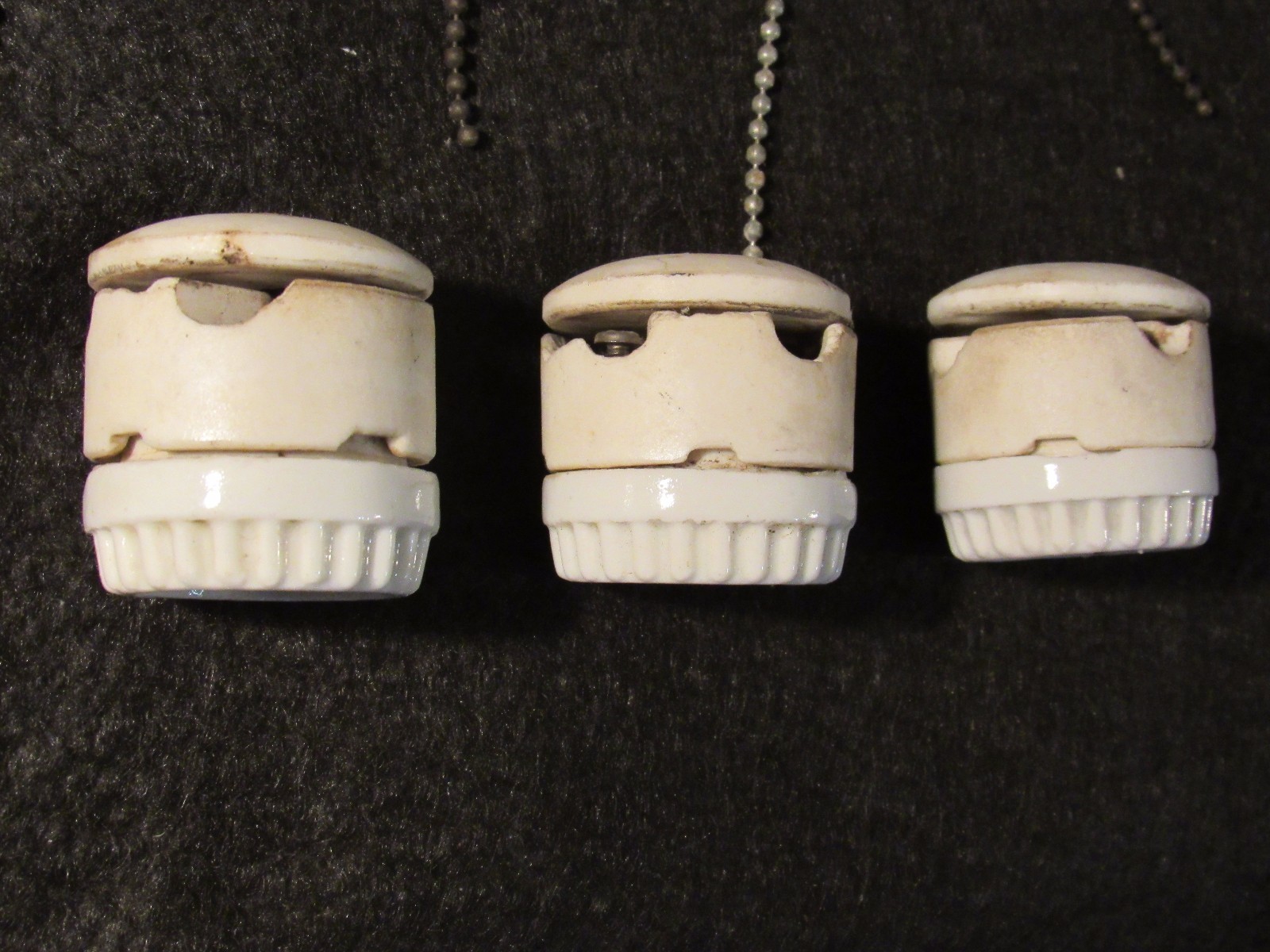 1 Antique Medium Base Two Piece Screw Top Switched Porcelain Light Socket Switch