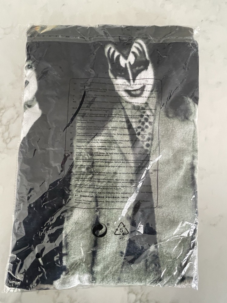 KISS  Dressed to Kill large Towel yr 2011 MINT never opened Gene Paul Ace Peter