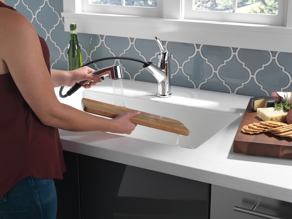 Delta Collins Pull-Out Kitchen Faucet Chrome-Certified Refurbished