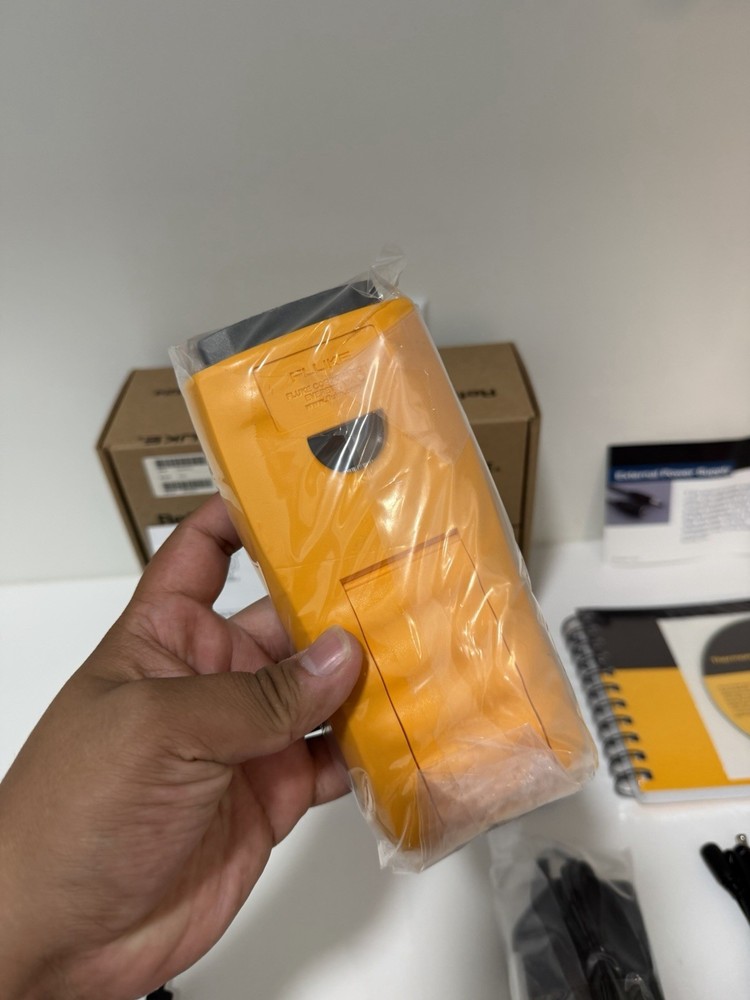 FLUKE 1524 REFERENCE THERMOMETER W/ PROBE & BAG (TESTED) FREE SHIPPING