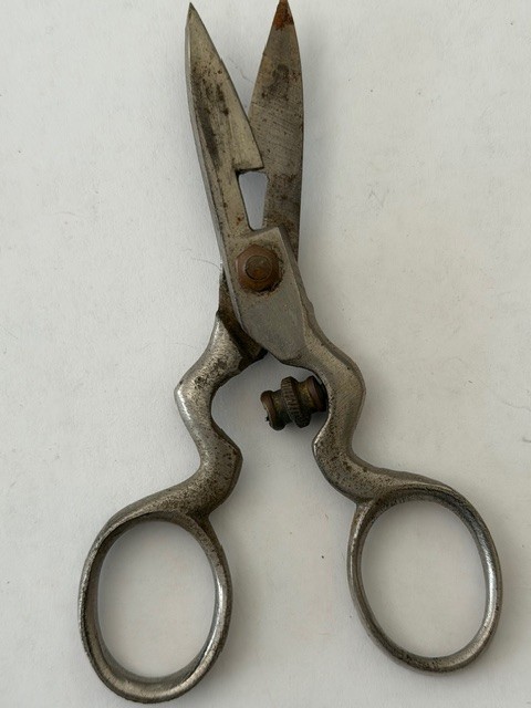 Vintage Adjustable Buttonhole Scissors 4 1/4" x 2" W/Crochet Case