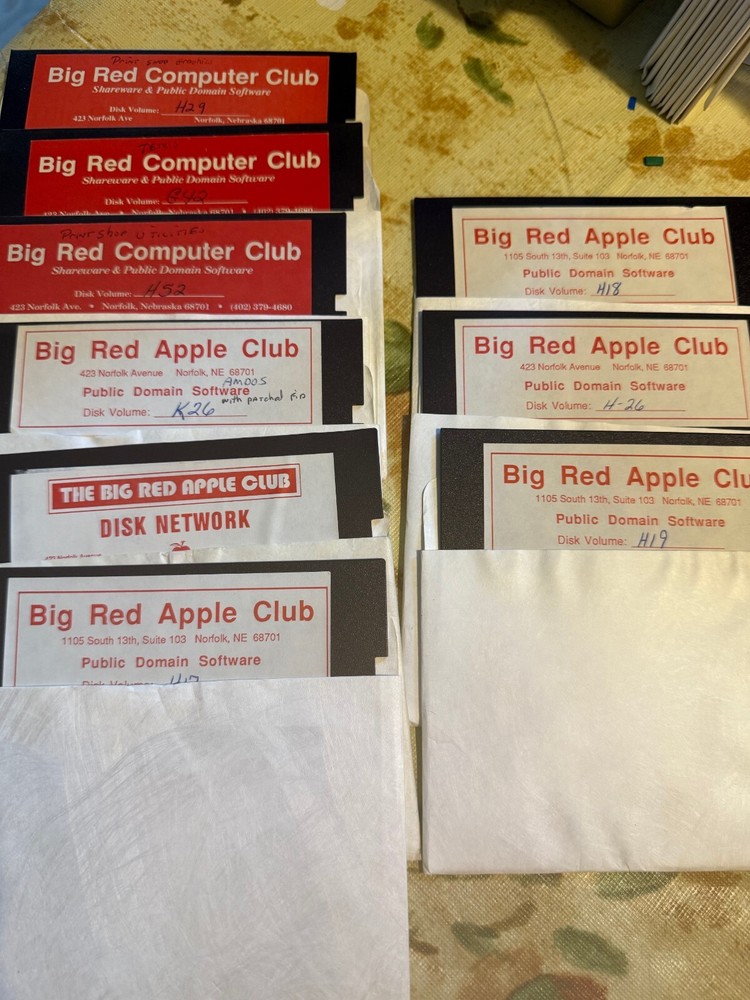 BIG RED COMPUTER CLUB - 30 disks - some work, some don't - Apple Software