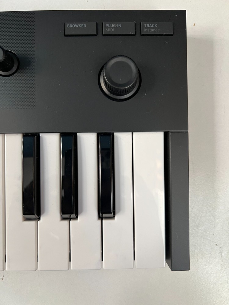 Native Instruments Komplete Kontrol M32 Controller Keyboard + Analog Cases Pulse
