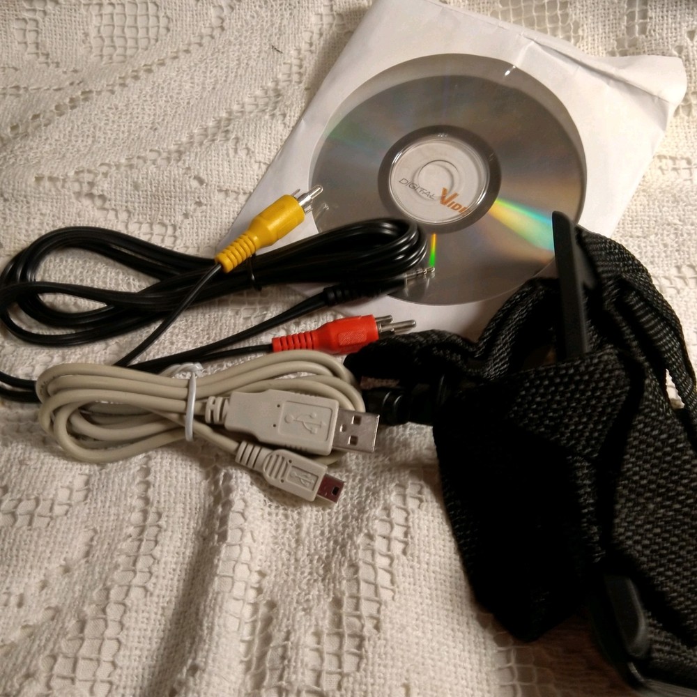 DIGITAL VIDEO 6.6 MEGA PIXEL CAMERA & CASE WIRES BOOKLET CD UNTESTED CLEAN