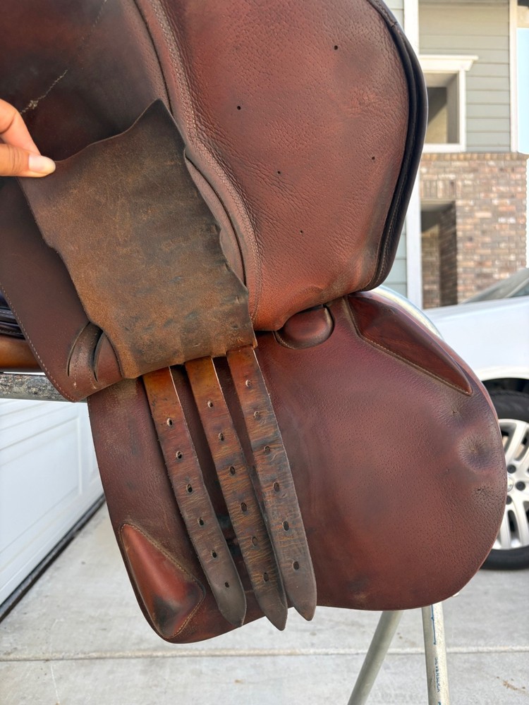 Devoucoux Oldara Jump Saddle – 18” / 4AA Flaps / Arcade Normale Tree