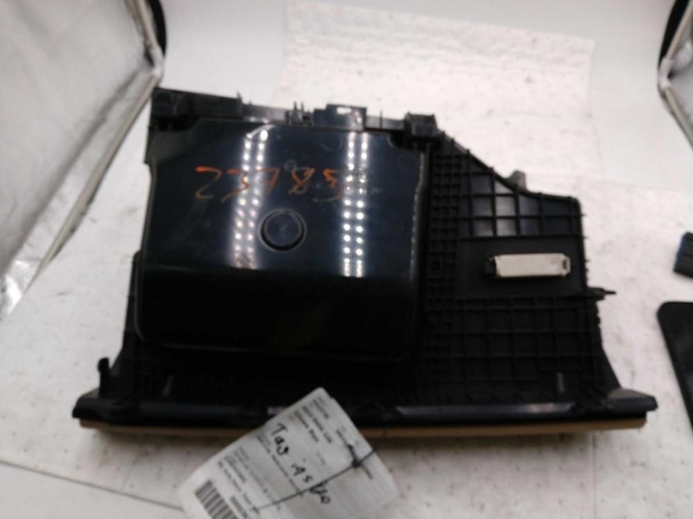 528I      2014 Glove Box 632067