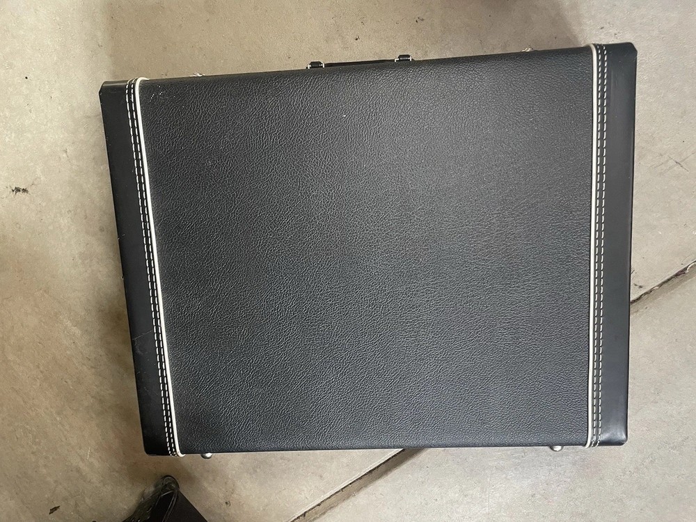 Fender Classic Series Case/Stand (Holds 3 Instruments)