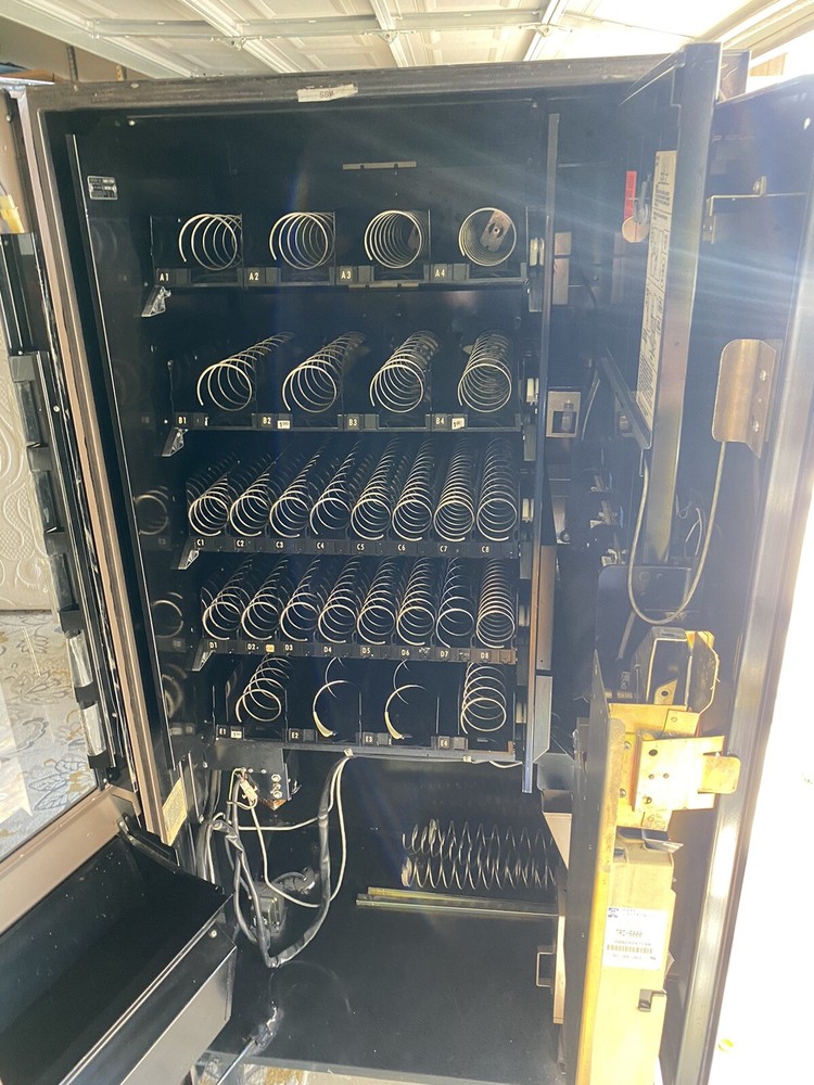Used vending machine Snackshop5000 everything in good working condition