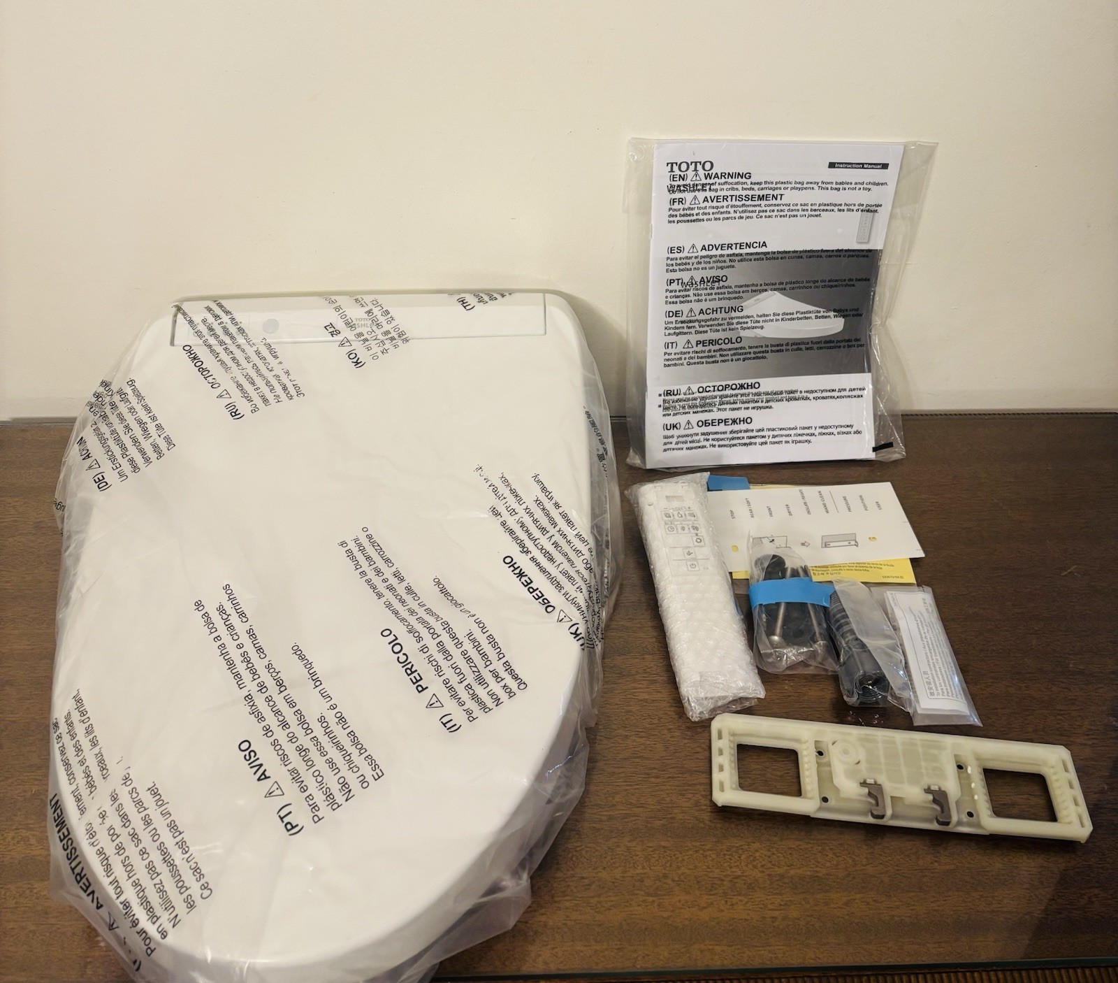 TOTO WASHLET K300 Plastic Toilet Seat, White - SW3036R01 - MINOR CRACK