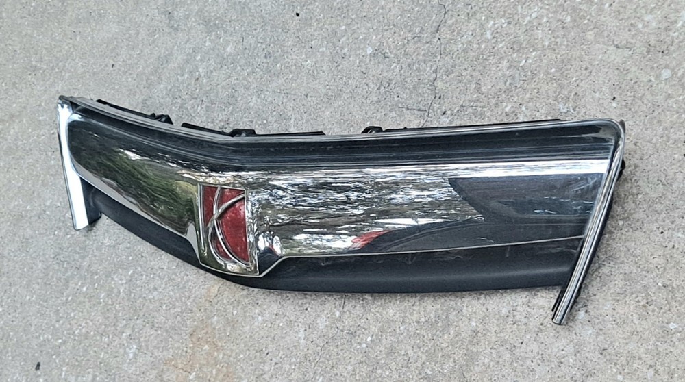 2008-2010 Saturn Vue Front Upper Grille Chrome w/ Emblem 2009