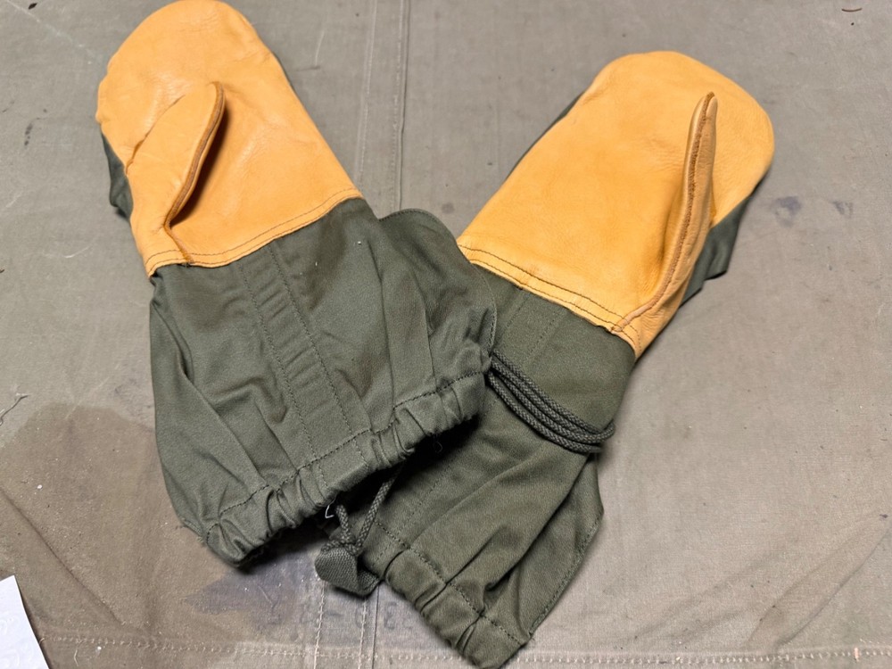ORIGINAL VIETNAM WAR US ARMY WINTER OVER MITTENS- MEDIUM. 1963