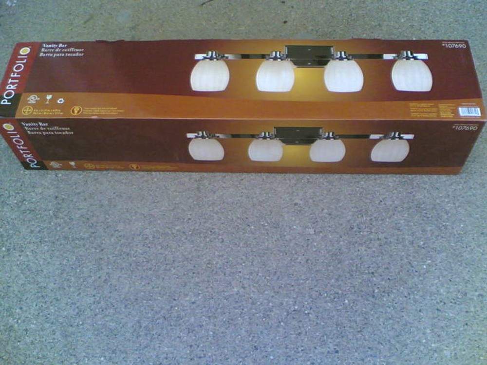 NIB ~ Nice 4-Lite Bathroom Vanity LIGHT (Chrome)