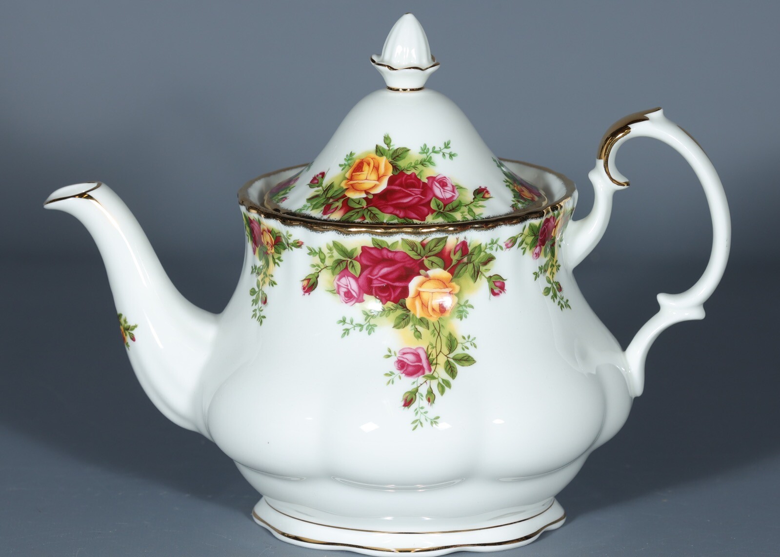 ROYAL ALBERT OLD COUNTRY ROSES (1962) Bone Chine Locking Lid Teapot 5 Cup