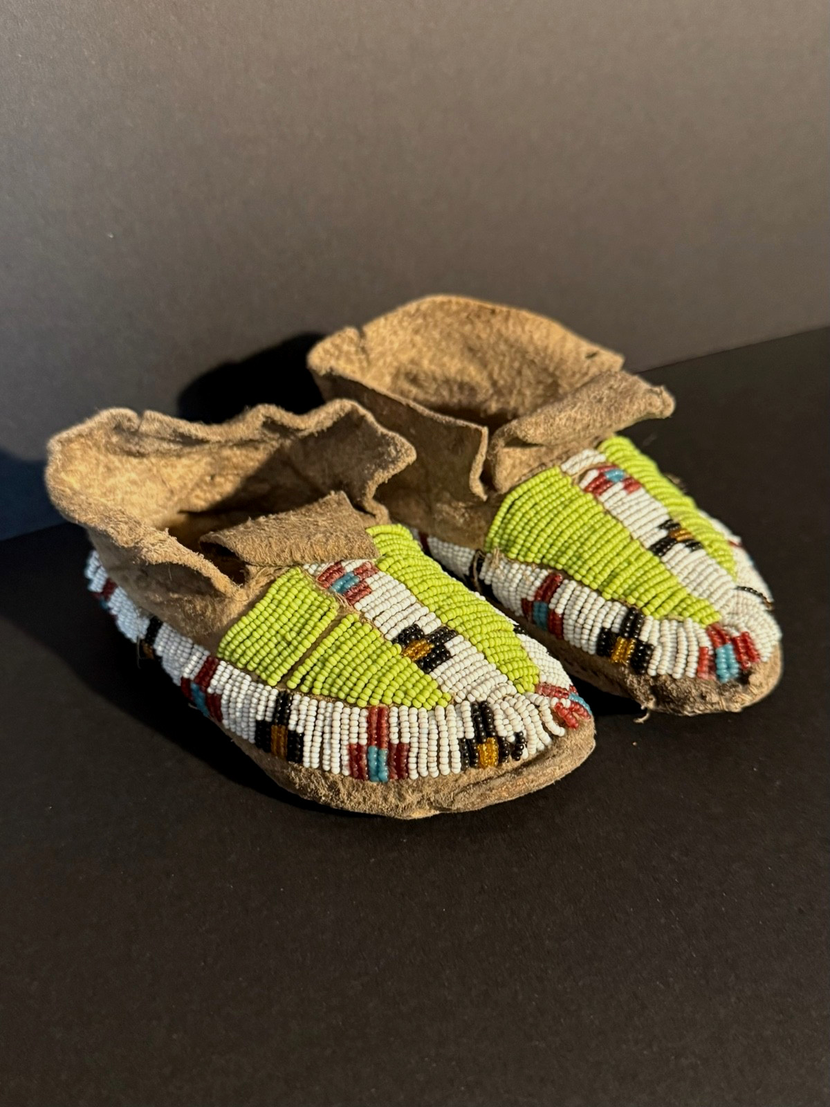 HISTORIC SIOUX PLAINS CHILD’S MOCCASINS,SINEW SEWN BEADED HIDE,C1900,EXCELLENT!