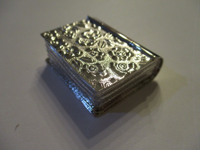 Sterling silver snuff box Pill box gorgeous design on top solid 925 silver
