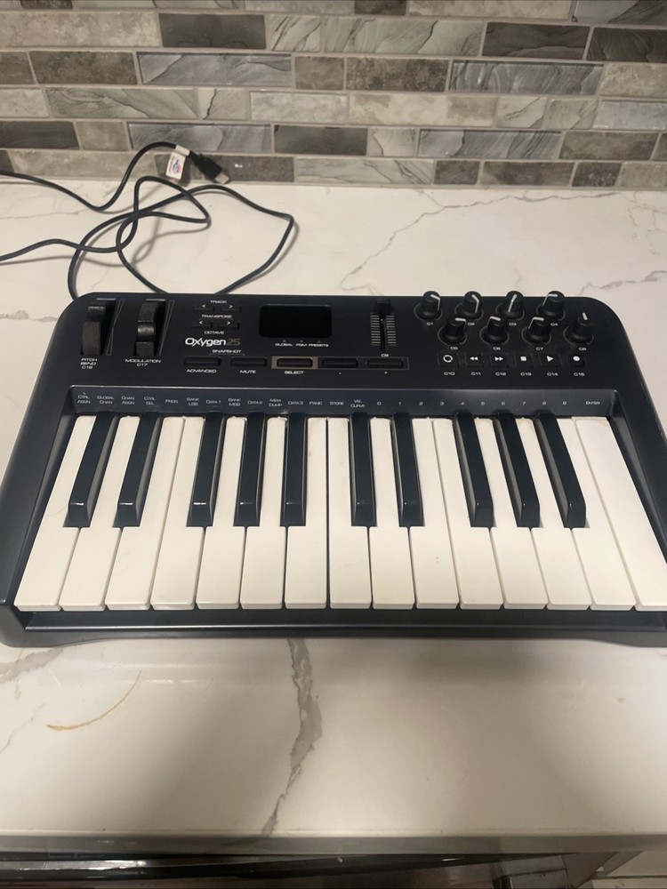 M-Audio Oxygen 25 Key 3rd Gen MIDI Controller Keyboard w/ Cord
