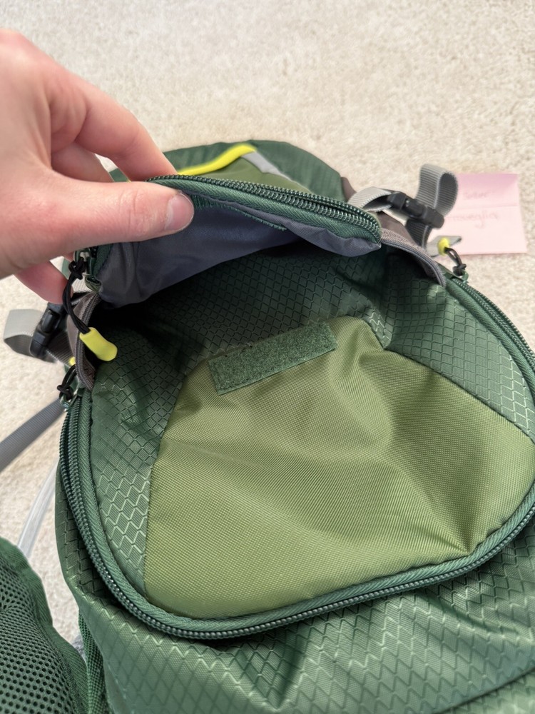 New Bass Pro Shops Eclipse 2.0L Hydration Pack for Hiking