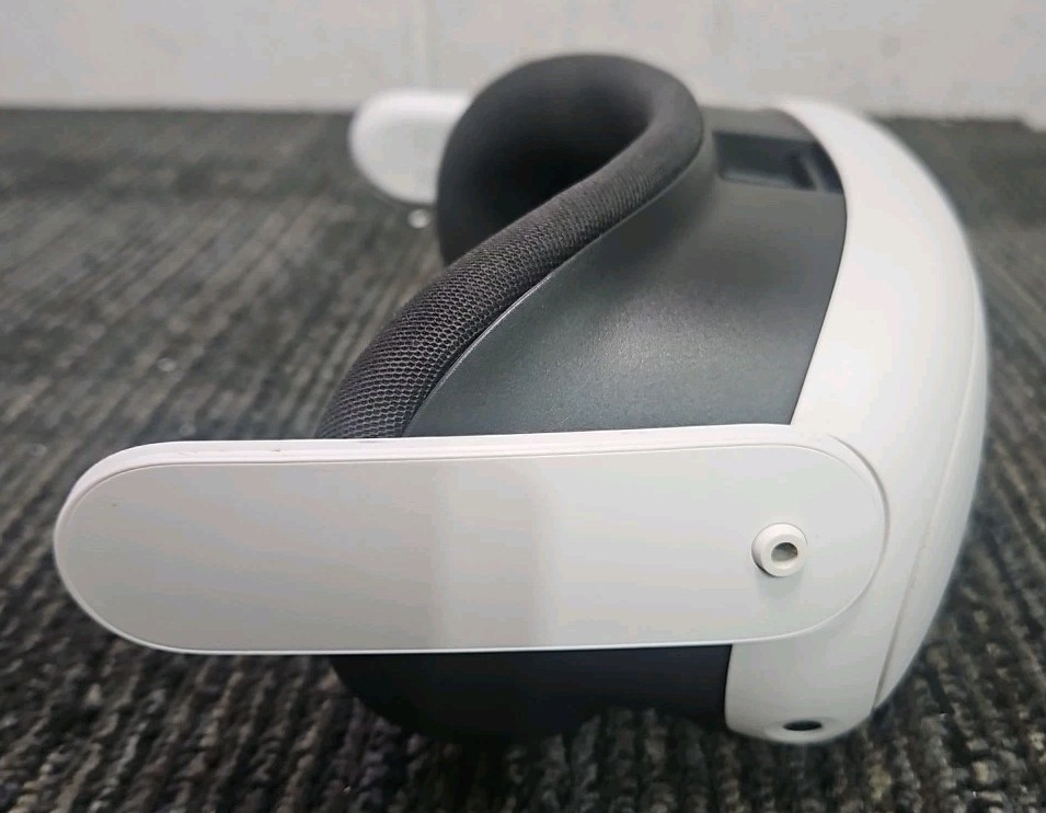 Meta Quest 3 S3A Virtual Reality Headset + 2 Controllers - READ